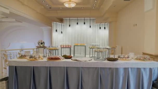 Una barra de caramelo. Buffet con delicias en la boda. Confitería. Macarrones — Vídeos de Stock