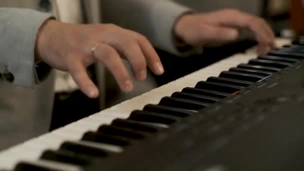 Handen van een muzikant die een synthesizer speelt en een stuk muziek uitvoert — Stockvideo