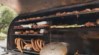 Sosis ve jambon halkaları bitmiş bir ürün olarak raflarda kurutuluyor. Et ürünleri satışı