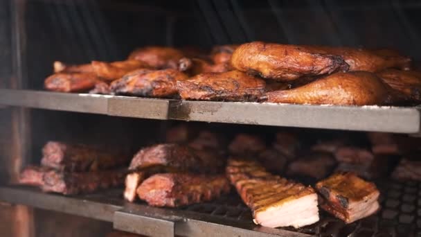 Крупный план куриного бедра, лежащего на вешалке в духовке — стоковое видео