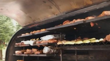Sosis ve jambon halkaları bitmiş bir ürün olarak raflarda kurutuluyor. Et ürünleri satışı