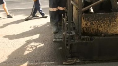 Yol çalışıyor. Yol yapımı sırasında asfalt üretimi. Yol arabası. Parçalanmış taş.