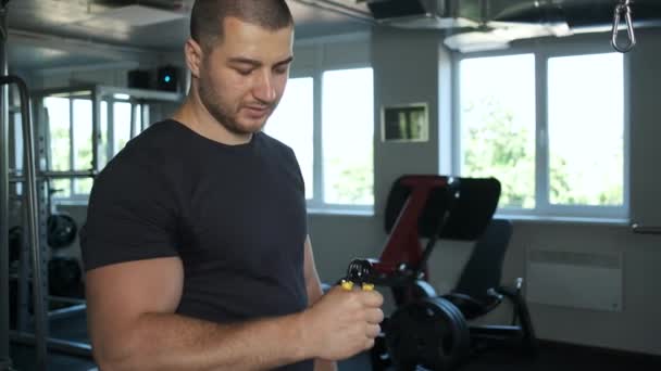 Atlet pompa kaukasia melakukan latihan lengan lainnya di gym dalam persiapan untuk kompetisi. Gaya Hidup Sehat — Stok Video