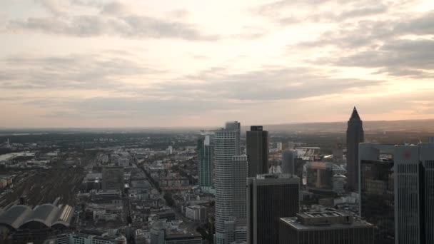 Вид з хмарочоса на місто з висоти під час літнього заходу сонця. Неймовірно красива у Франкфурті - на - Майні. — стокове відео
