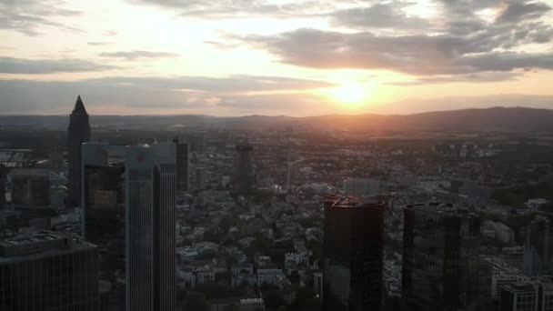 Uitzicht vanaf de wolkenkrabber op de stad vanaf een hoogte tijdens de zomer zonsondergang. Ongelooflijk mooi in Frankfurt am Main — Stockvideo