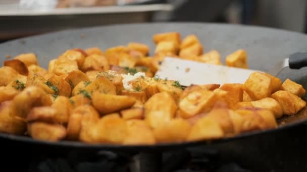 Close-up shot of fried potatoes roasting on the fire — Videoclip de stoc
