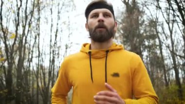 Kafasında bandaj olan genç ve vahşi bir adam mücadele etmek için çok çalışıyor. Spor, disiplin, motivasyon. Yakın plan planı