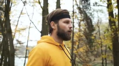 Kafasında bandaj olan genç ve vahşi bir adam mücadele etmek için çok çalışıyor. Spor, disiplin, motivasyon. Yakın plan plan. Yandan çerçeve