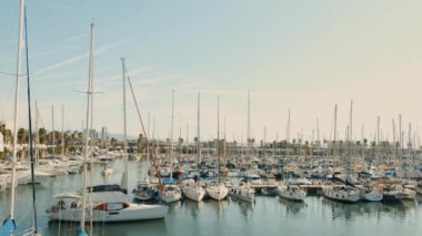 Barcelona, İspanya 'da ucuz oteller. Barcelona limanında bir sürü tekne var.