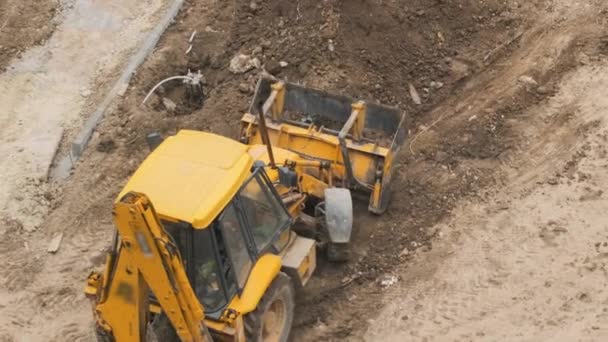 Een graafmachine op de bouwplaats brandt chernozem — Stockvideo