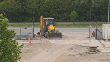 İnşaat alanında bir kazıcı Çernozem 'i yakıyor