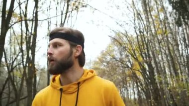 Kafasında bandaj olan genç ve vahşi bir adam mücadele etmek için çok çalışıyor. Spor, disiplin, motivasyon. Yakın plan planı