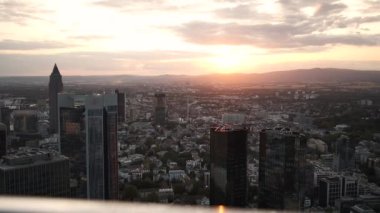 Yaz günbatımında yüksek bir yerden şehrin gökdeleninden görüntü. Frankfurt 'ta inanılmaz güzel.