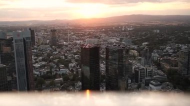 Yaz günbatımında şehrin yüksekliğinden görüntü. Frankfurt 'ta inanılmaz güzel bir manzara var.