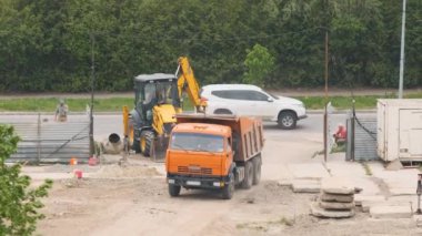 İnşaat alanında bir kazıcı Çernozem 'i yakıyor