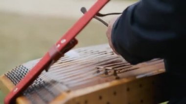 Çanlar üzerinde müzik yapan takım elbiseli bir müzisyenin elleri..