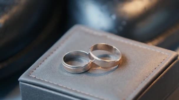 Anillos Boda Con Hermosa Luz Una Feliz Pareja Joven — Vídeos de Stock