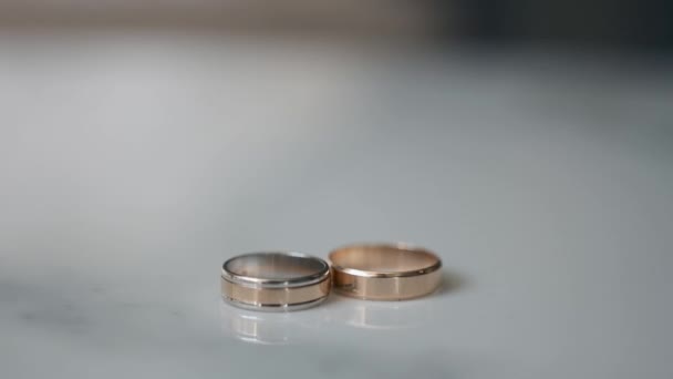 Anillos Boda Con Hermosa Luz Una Feliz Pareja Joven — Vídeo de stock