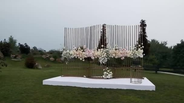 Decoração Casamento Arco Casamento Bonito Com Flores Frescas Jardim Dia — Vídeo de Stock