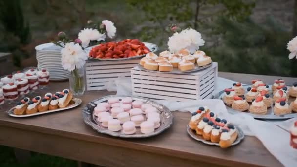 ケーキやイチゴと美しく装飾されたキャンディーバー — ストック動画