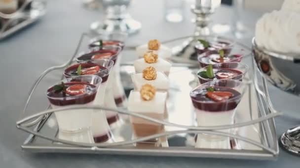 Una Barra Caramelo Buffet Con Delicias Boda Confitería Macarrones — Vídeos de Stock