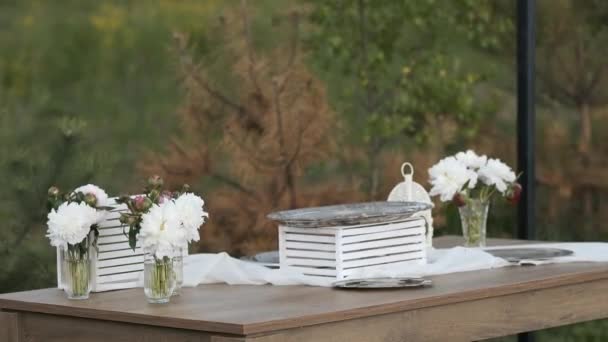 Masada Beyaz Çiçeklerle Süslenmiş Tatil Dekorasyonları — Stok video