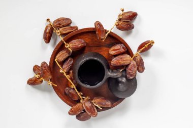 Kurumuş hurmalar (Phoenix Dactylifera meyveleri). Nesne ve gölge için yolları kesiyorum. Sonsuz alan derinliği, rötuşlandı. Hazır, bohça,