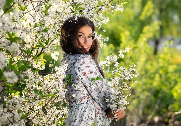 Naturlig Skönhet Ung Kvinna Blomma Klänning Med Bukett Körsbär Grenar — Stockfoto