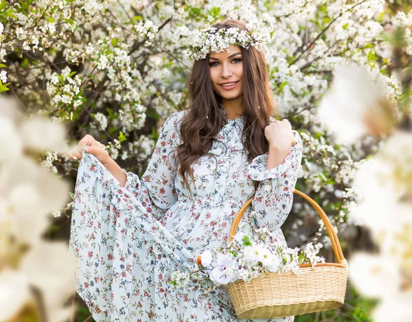 Jovem Mulher Atraente Beleza Natural Com Grinalda Cabeça Cesta Flores Fotografias De Stock Royalty-Free