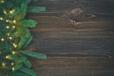 Noel süsü. Kırsal alanda firavun ağacı ve noel ışıkları, ahşap arka plan. Yüksek açı görünümü.