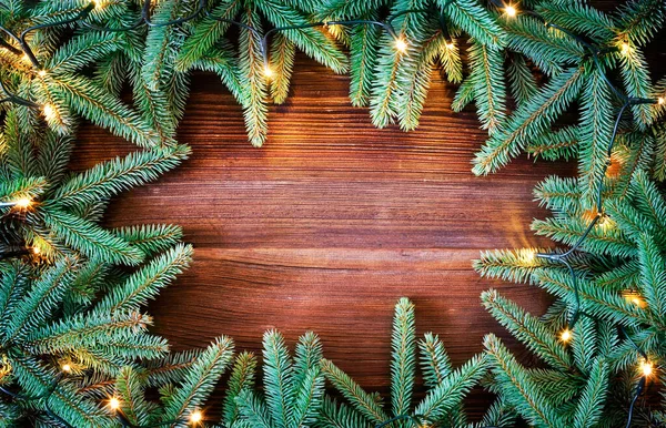 Weihnachtsdekoration Tannenbaum Rahmt Weihnachtsbeleuchtung Auf Rustikalem Hölzernem Hintergrund Ein Blick — Stockfoto