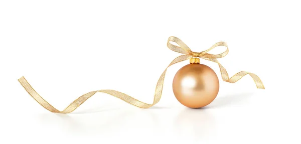 Gouden Kerstbal Kerstbal Met Een Lint Decoratie Geïsoleerd Witte Achtergrond — Stockfoto