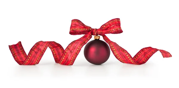 Κόκκινο Μπιχλιμπίδι Χριστουγεννιάτικη Μπάλα Κορδέλα Διακόσμησης Απομονωμένη Λευκό Φόντο Περιλαμβάνεται — Φωτογραφία Αρχείου