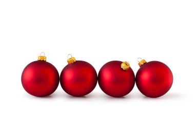 Dört kırmızı mücevher, üst üste noel topları, beyaz arka planda izole edilmiş. Kırpma yolu dahil.