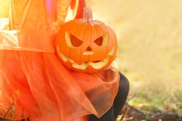 Dýně Zlou Tváří Rukou Dítěte Paprscích Zapadajícího Slunce Halloweenu Tradice — Stock fotografie