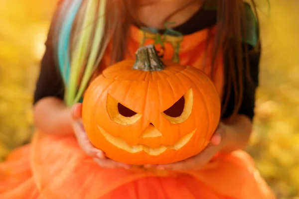 Niño Sostiene Una Calabaza Con Una Sonrisa Siniestra Tallada Sus —  Fotos de Stock