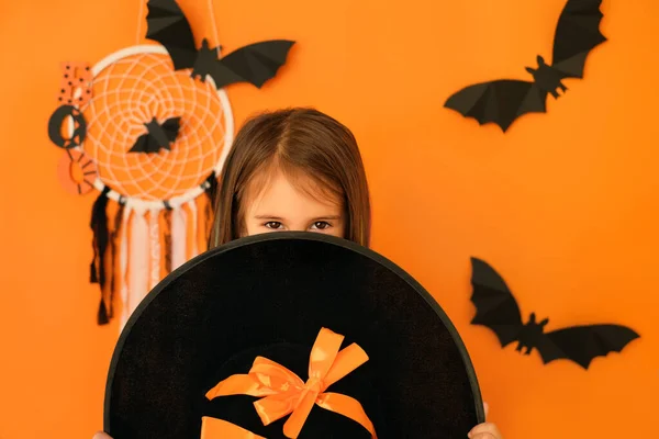 Dívka Zlomyslným Pohledem Dívá Zpoza Velkého Čarodějnického Klobouku Očekávání Halloweenu — Stock fotografie