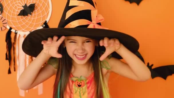 Девушка Костюме Ведьмы Большой Шляпе Пугающим Злым Взглядом Хочет Напугать — стоковое видео
