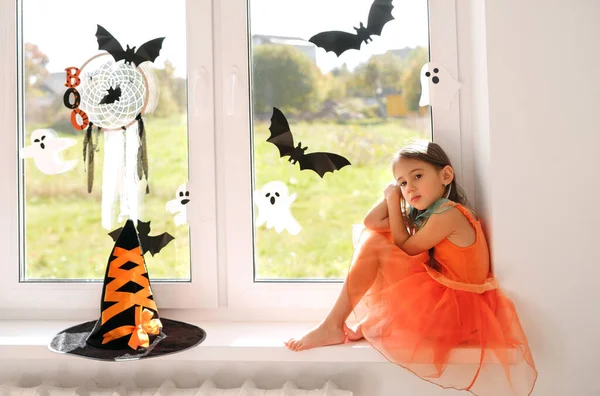 Een Meisje Zit Vensterbank Wachten Halloween Feestversieringen Vleermuizen Hoedenheks Geesten — Stockfoto