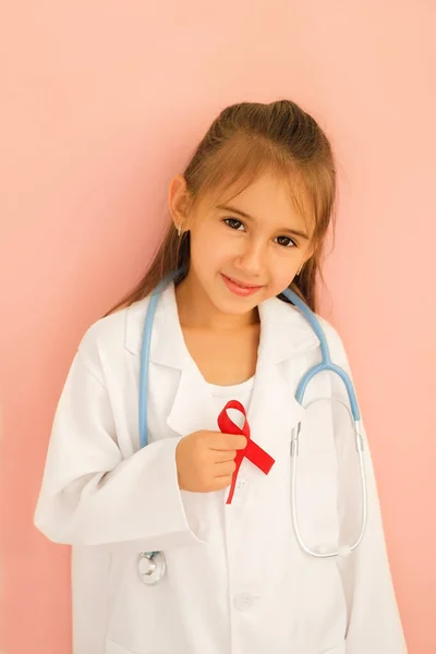 Una Niña Linda Con Una Cinta Roja Mano Símbolo Conciencia — Foto de Stock