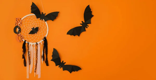 Dromenvanger Met Het Woord Boo Bats Een Oranje Studioachtergrond Een — Stockfoto