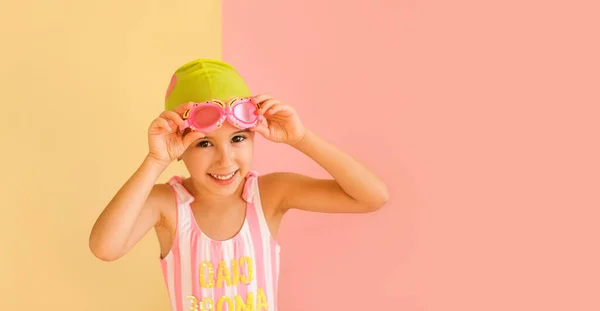 Αστείο Κορίτσι Ριγέ Μαγιό Και Καπέλο Πισίνας Φοράει Γυαλιά Κολύμβησης — Φωτογραφία Αρχείου