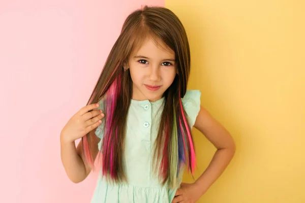 Αρκετά Χαριτωμένο Γοητευτικό Κορίτσι Πολύχρωμα Βαμμένα Μαλλιά Απομονωμένο Ροζ Και — Φωτογραφία Αρχείου