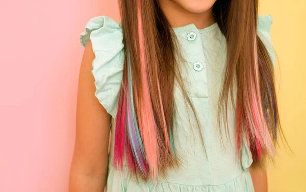 Κοντινό Πλάνο Πολύχρωμων Πολύχρωμων Κλώνων Στα Μαλλιά Ενός Κοριτσιού Ροζ — Φωτογραφία Αρχείου