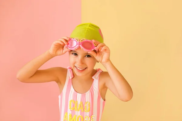 Ένα Κορίτσι Φοράει Παιδικά Γυαλιά Κολύμβησης Ένα Χαριτωμένο Χαμόγελο Απομονωμένο — Φωτογραφία Αρχείου