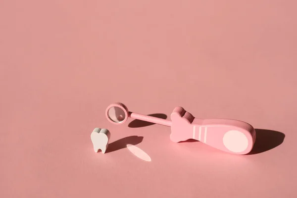 Іграшковий Стоматологічний Огляд Дзеркала Закриття Зубів Рожевому Фоні Глибокою Тінь — стокове фото