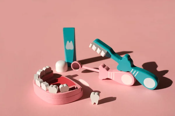 Modelo Brinquedo Uma Mandíbula Com Dente Caído Instrumentos Dentários Itens — Fotografia de Stock