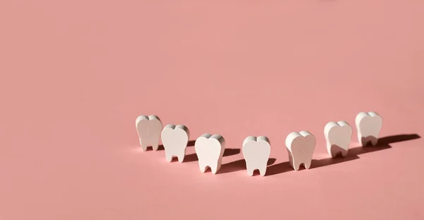 Modelos Dentes Uma Fileira Fazendo Sorriso Fundo Rosa Fundo Estandarte — Fotografia de Stock
