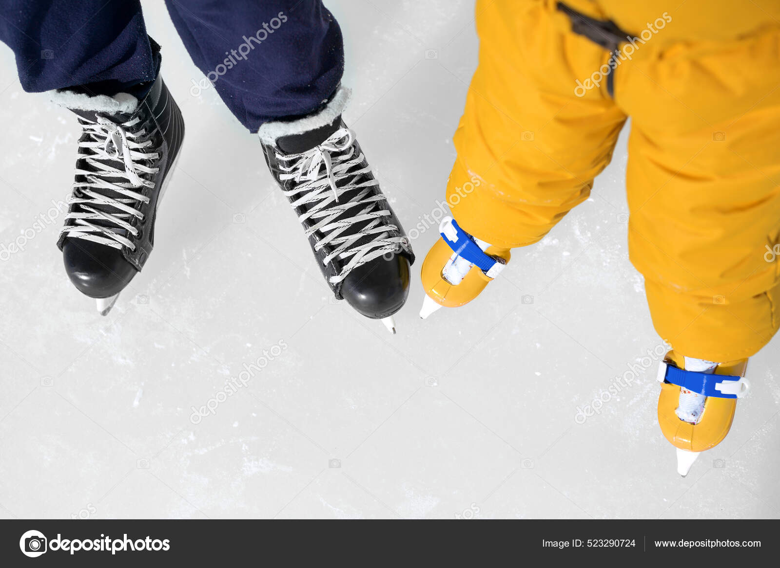 一个小孩和一个男人在冰场上溜冰鞋的特写在曲棍球学校上滑冰课溜冰鞋有复制文本的地方——图库图片© Vagonetochka #523290724, image size:1600x1167