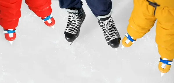 Primo Piano Delle Scarpe Papà Dei Bambini Che Pattinano Sulla — Foto Stock